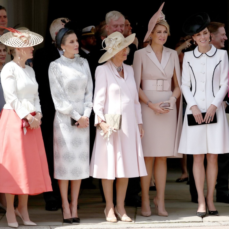 إطلالات ملكية لملكات وأميرات العالم 