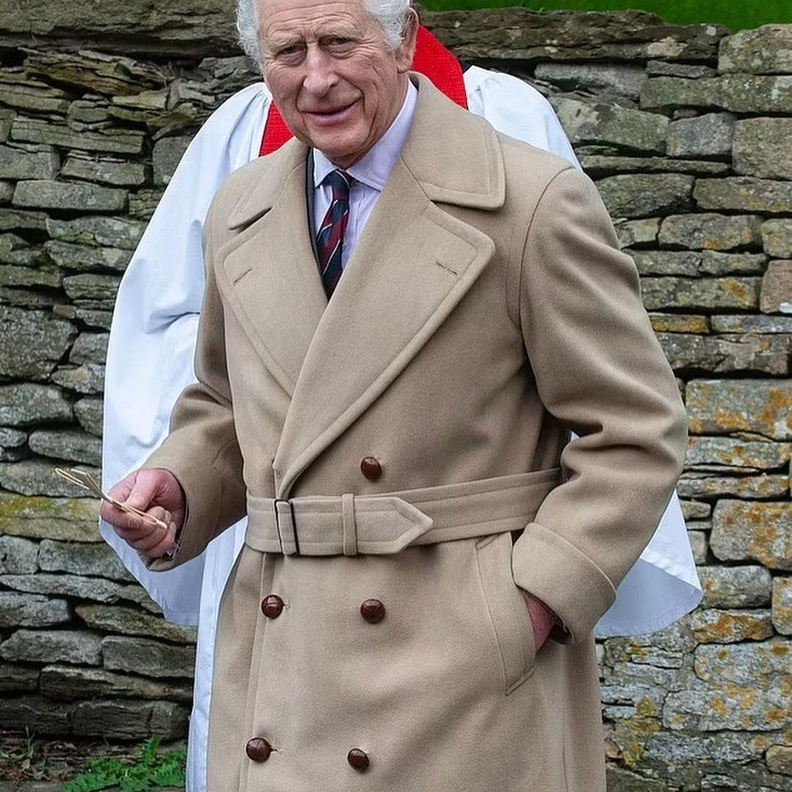 لهذا السبب.. الملك تشارلز الثالث يرتدي معطف والده