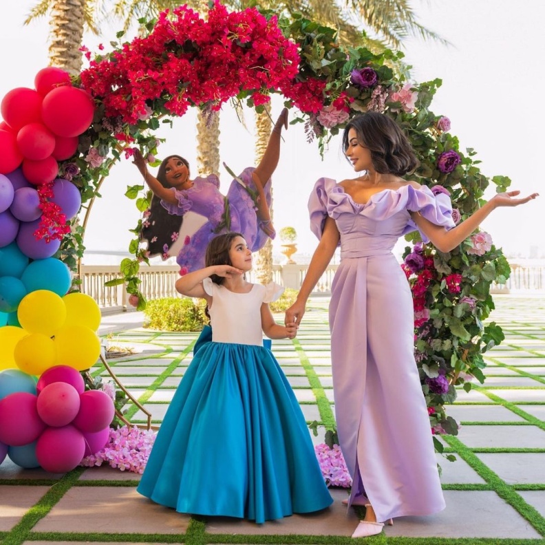 أناقة النجمات مع بناتهن تلهمك بإطلالات مميزة في عيد الفطر 