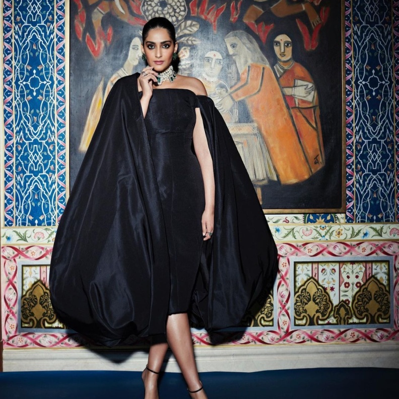  اطلالات النجمات بفساتين سهرة باللون الأسود