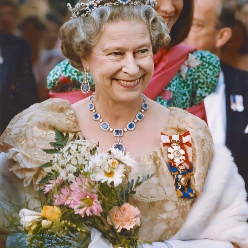 كيف حافظت الملكة إليزابيث الراحلة على رونق مجوهراتها على مر السنين؟