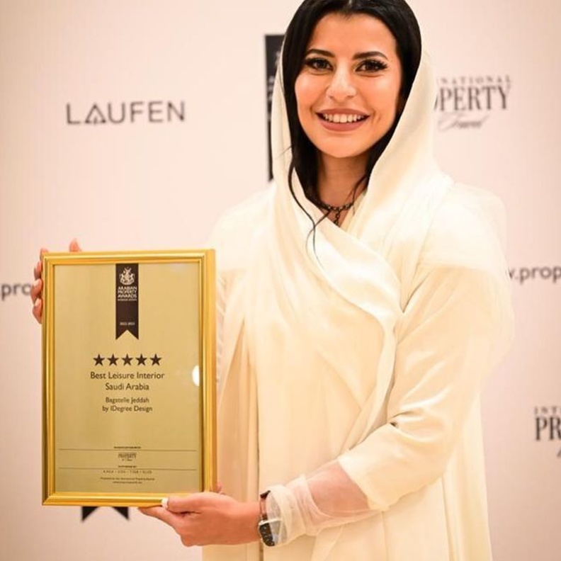 جائزة الـ 5 نجوم.. تصميم آسيل الحمد يحصد جائزة عالمية  