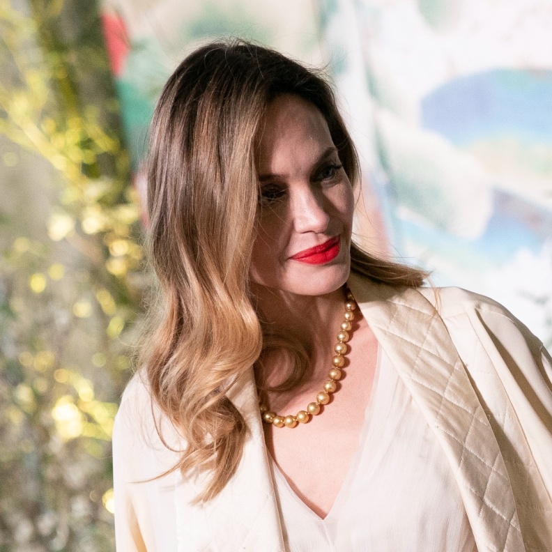 إطلالة أنجلينا جولي تخطف الأنظار بالأبيض... والقطع الفينتاج تثبت أن لا غنى عنها