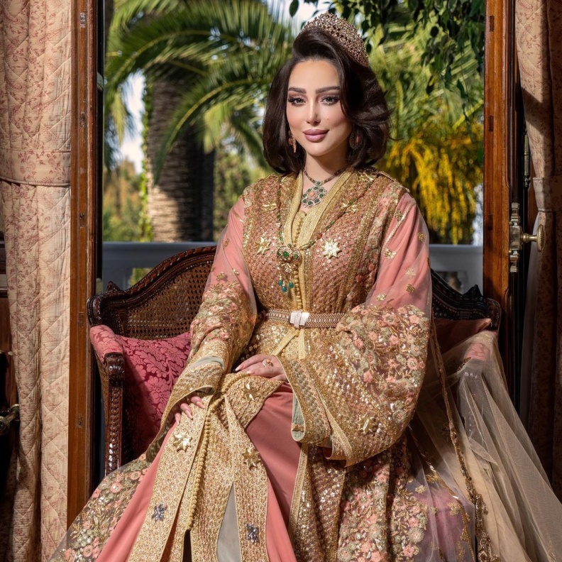 أحدثهن بسمة بوسيل ..نجمات المغرب يلهمن المرأة بتصاميم متنوعة من القفطان المغربي في رمضان