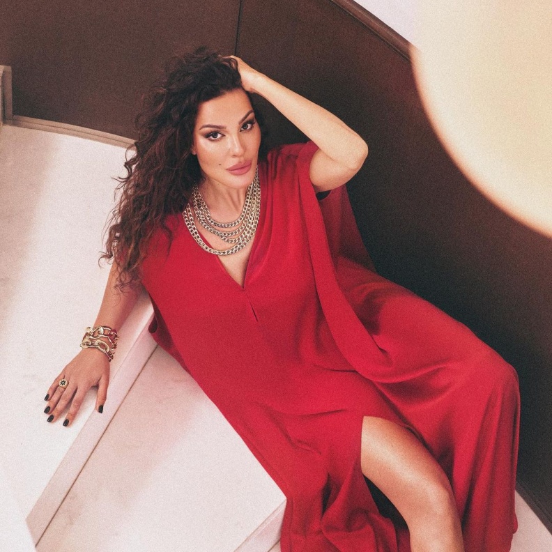 هل تخلّت نادين نجيم عن تنسيق إطلالات المجوهرات في مناسباتها اليومية؟