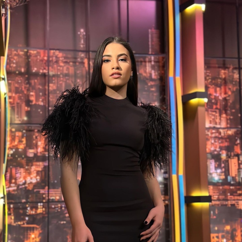 لين الحايك باحدث اطلالة لها