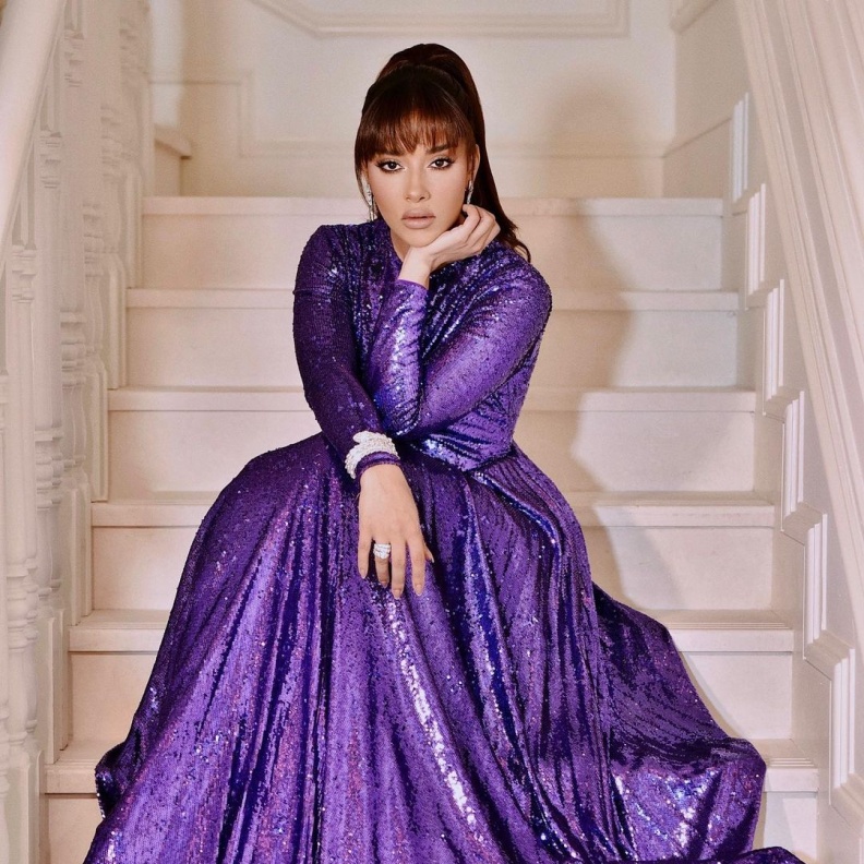 رحلة أناقة بلقيس بتنسيقات معاصرة للأزياء المرصعة بالترتر