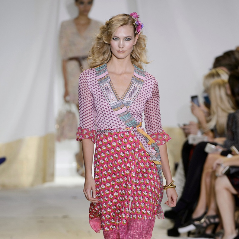 Wrap dress... أبرز رموز الموضة المتحررة