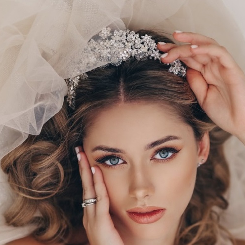 اكسسوارات مميزة بالكريستال لتسريحات العروس الكلاسيكية