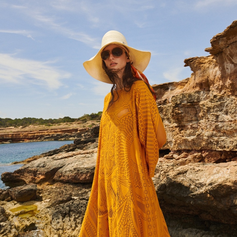 فساتين الدانتيل تسيطر على إطلالات صيف 2023