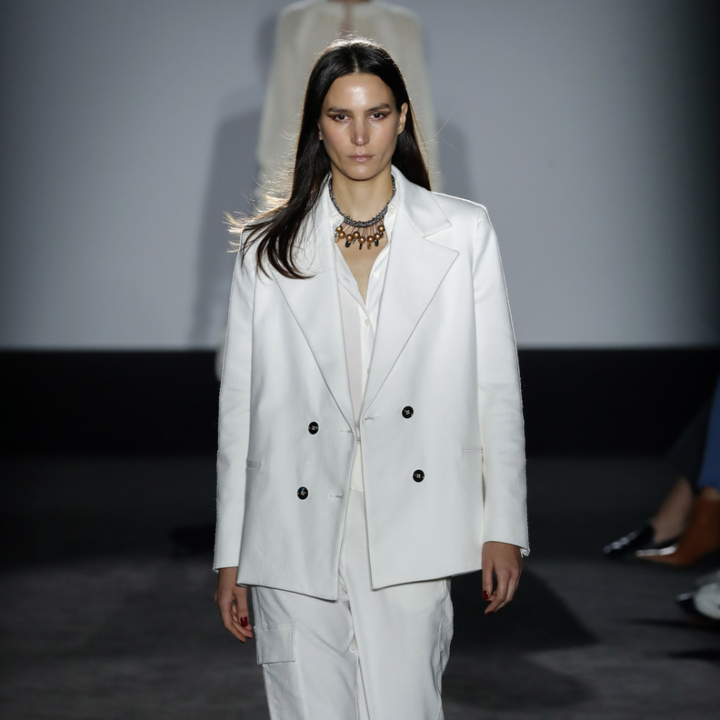 موضة البدلة البيضاء تصاميم مشرقة 