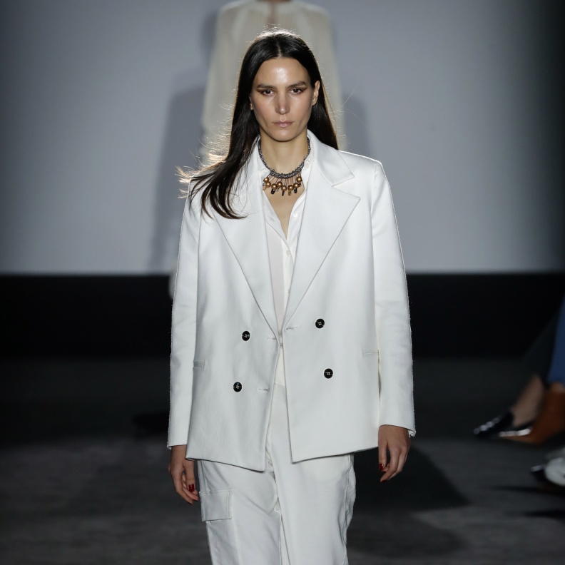 أفكار ملفتة لجعل صيحة الجاكيت البيضاء كاجوال وشبابية