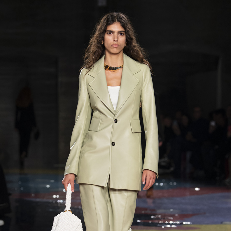 تنسيق جاكيتات الجلد في ربيع 2023