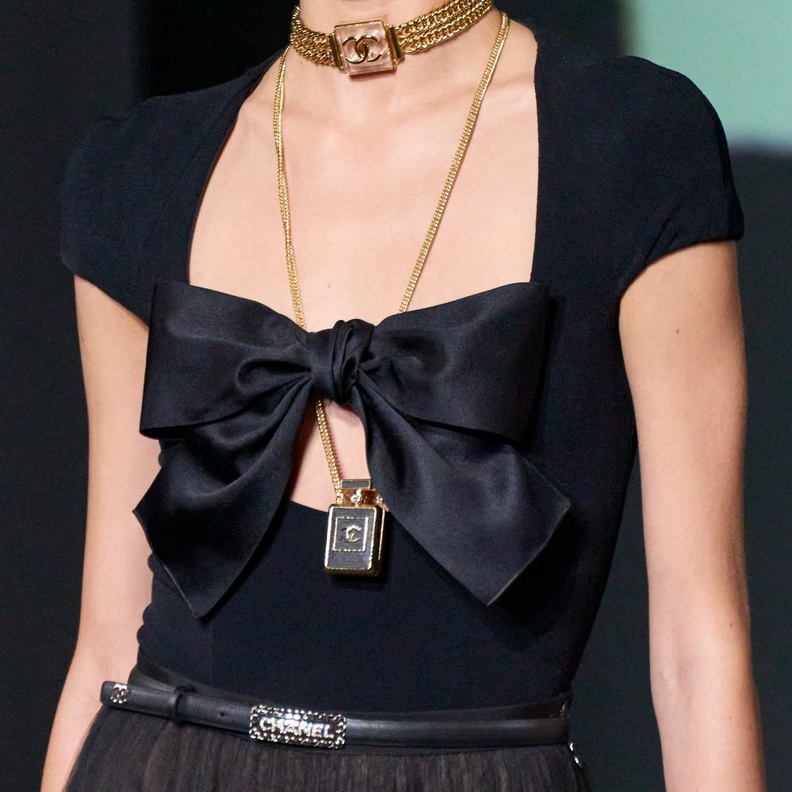 لمسة مميزة من CHANEL على اكسسوار الشوكر