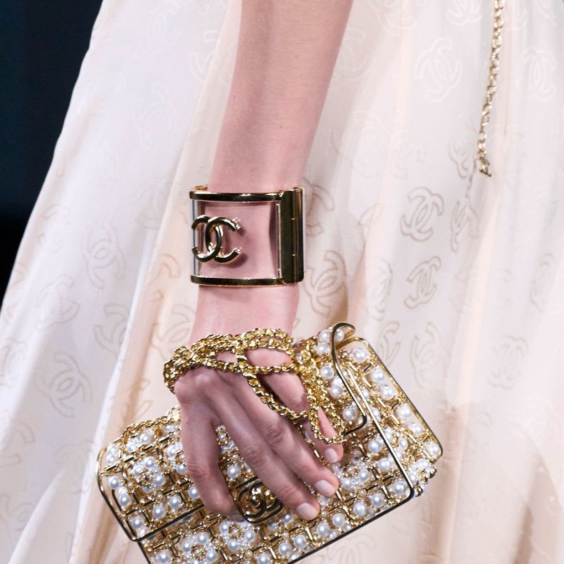 حقائب الحفلات البراقة خيار لا بد منه في ربيع وصيف 2023