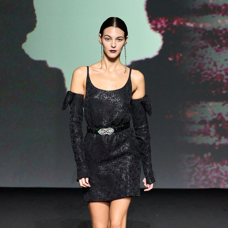 فستان الشرائط الرفيعة يعود الى الواجهة وهذه أجمل تصاميمه 