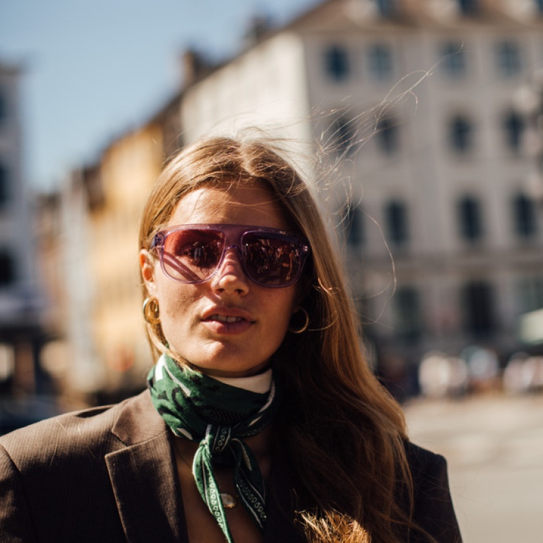 النظارات الشمسية والوشاح أكسسوارات الربيع الأكثر ضرورة