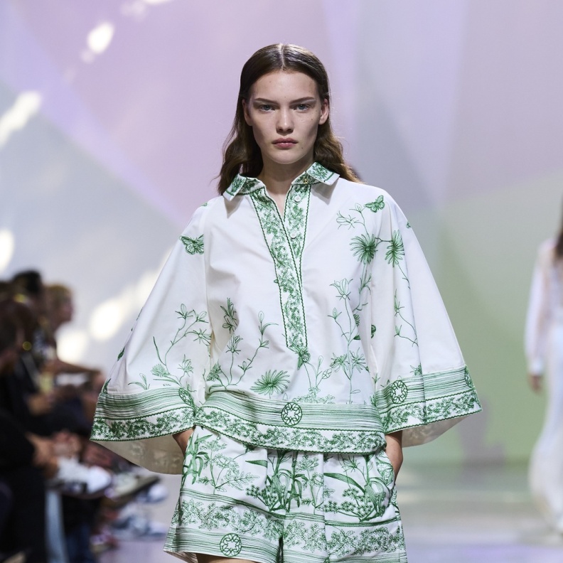 موضة الشورت الواسع مع التوبات العصرية