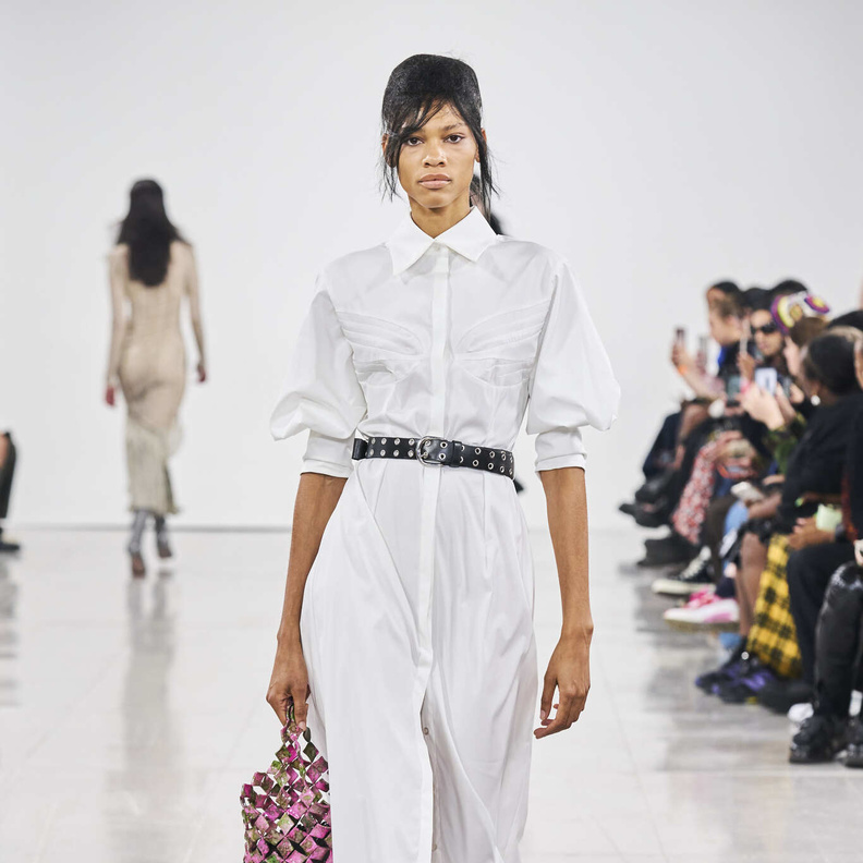 موضة القمصان الطويلة على شكل فستان في الصيف