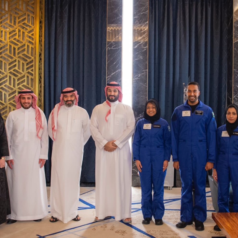 سمو ولي العهد يستقبل رواد الفضاء السعوديين قبل انطلاق رحلتهم إلى الفضاء
