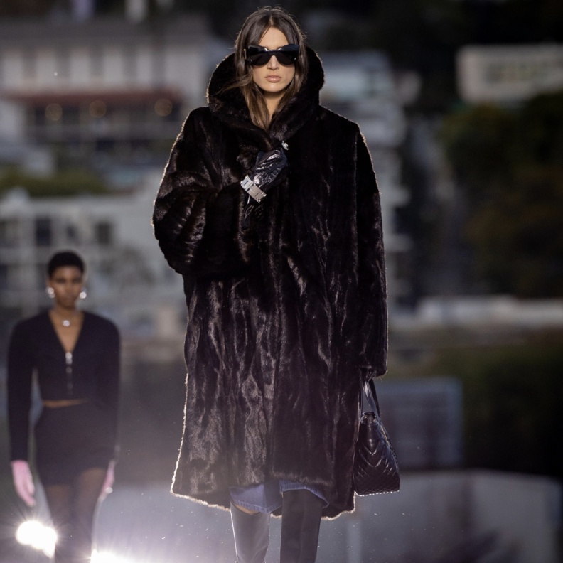 دور الأزياء العريقة تعود إلى إرثها والمديرون الإبداعيون يعيدون تفسيرها