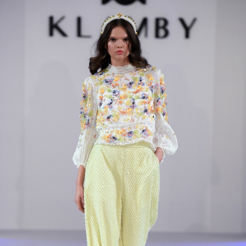 أبرز صيحات البناطيل الملونة في رمضان