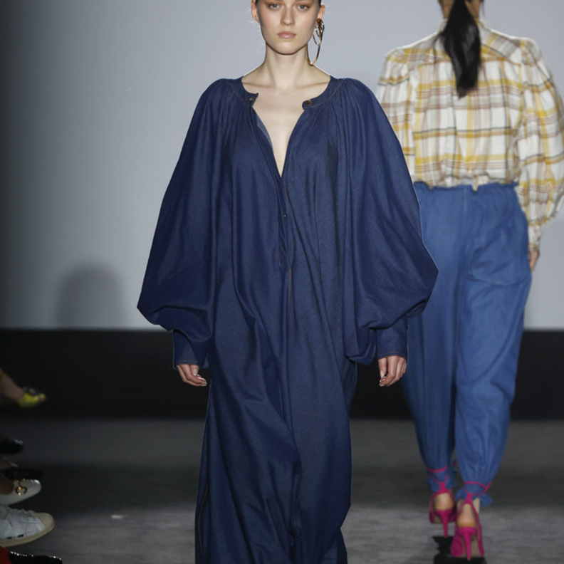 إطلالة مميّزة باللّون الكحلي من Label Edition