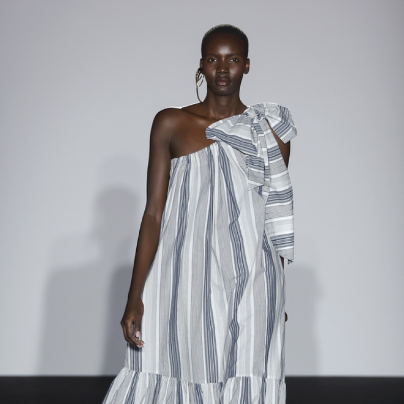 إطلالة لافتة من Label Edition باللّون الرمادي