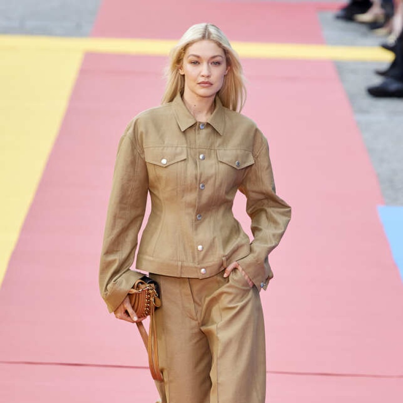 طقم لافت باللّون البيج من Stella McCartney