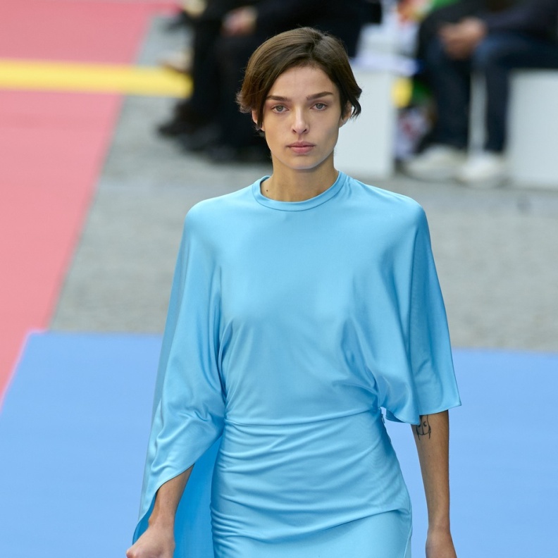 أهمية مطابقة حذائك وحقيبتك بلون فستان العيد  