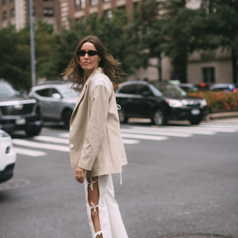 تنسيق السروال الأبيض مع بلايزر باللّون البيج من Street style