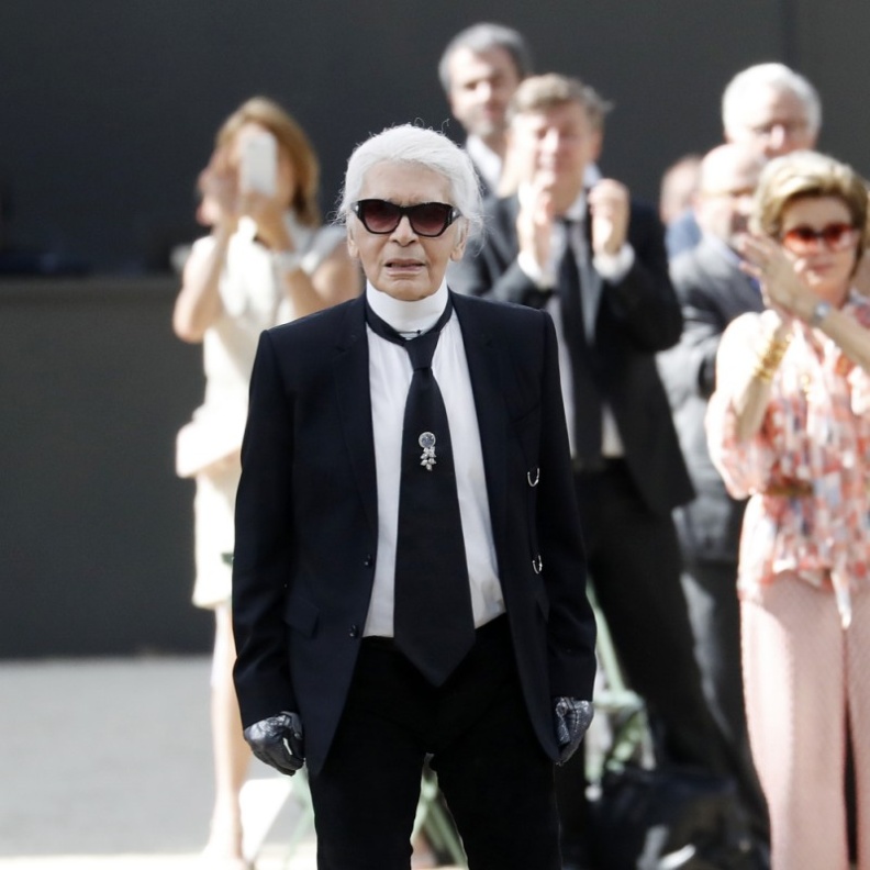 مصمم الأزياء كارل لاغرفيلد 