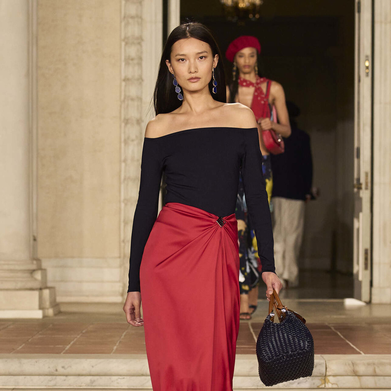 التوبات السوداء قطع لا غنى عنها في خزانتك