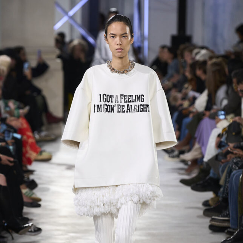 إطلالة من Sacai ببلوزة عصرية باللّون الأبيض Oversize