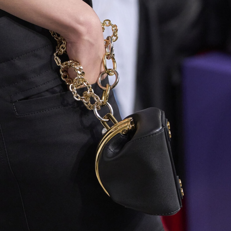 حقائب اليد الملفتة مع السلاسل في صيف 2023