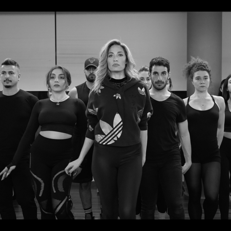 صور حصرية من كواليس العمل المسرحي Chicago بالعربي 