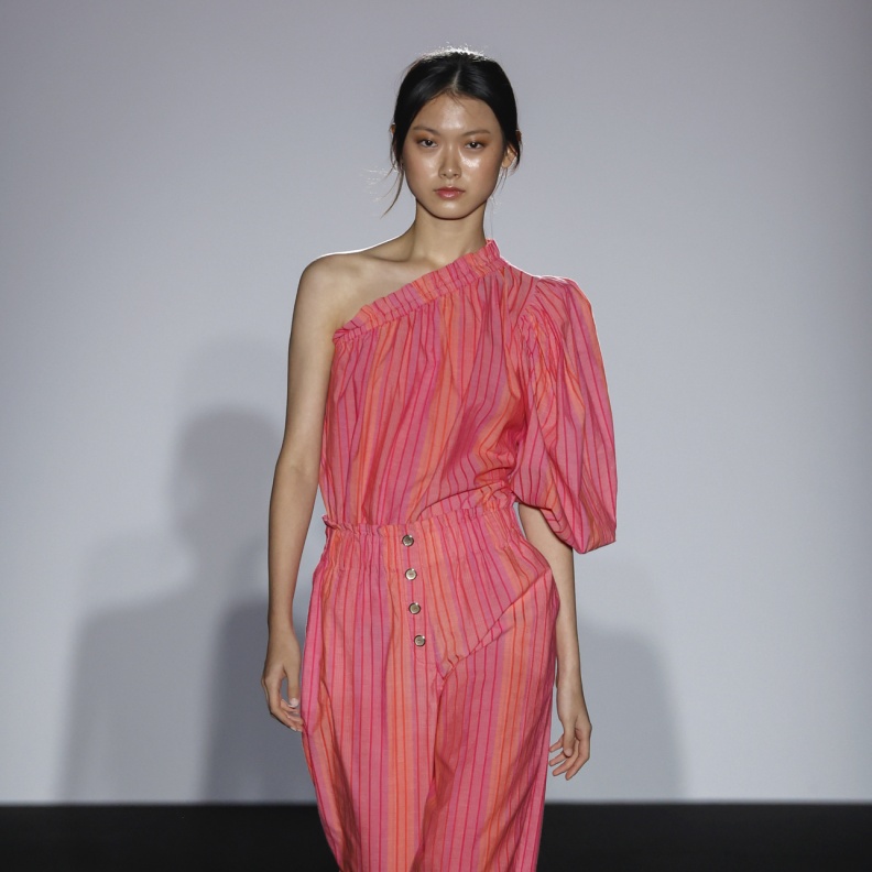 وداعاً للبناطيل التقليدية مع التصاميم المقلمة الرائجة