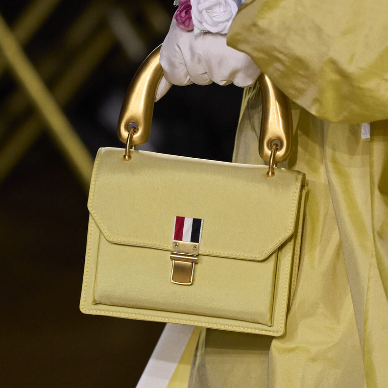 موضة الحقائب الصفراء مع العبايات السوداء