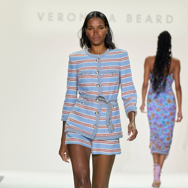 الشورت يحل مكان السراويل في تصاميم البدلة الرسمية لربيع وصيف 2023