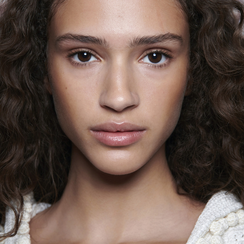 الجفاف والتشققات المزعجة حول الشفاه وحيل لإخفائها بالمكياج