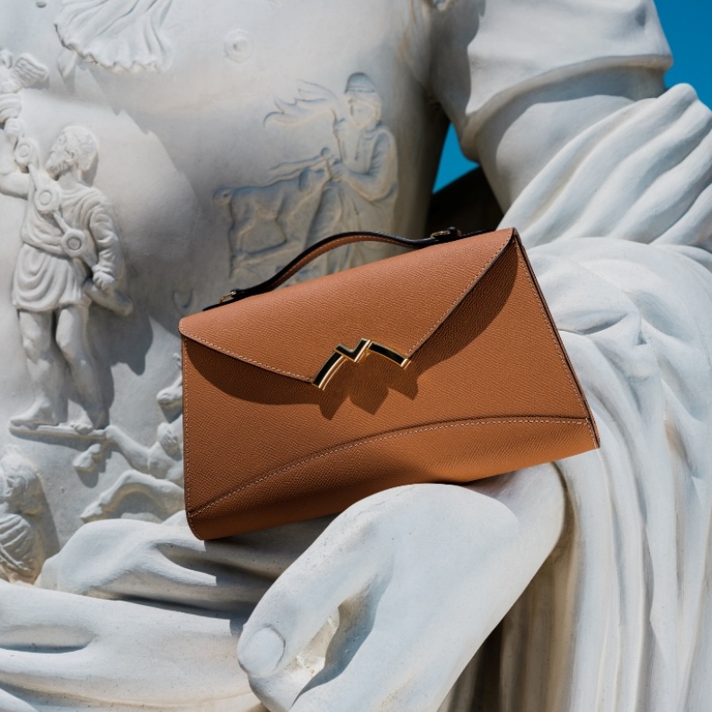 مجموعة حقائب Gabrielle.. توقيع دار Moynat المتفاني والمرهف