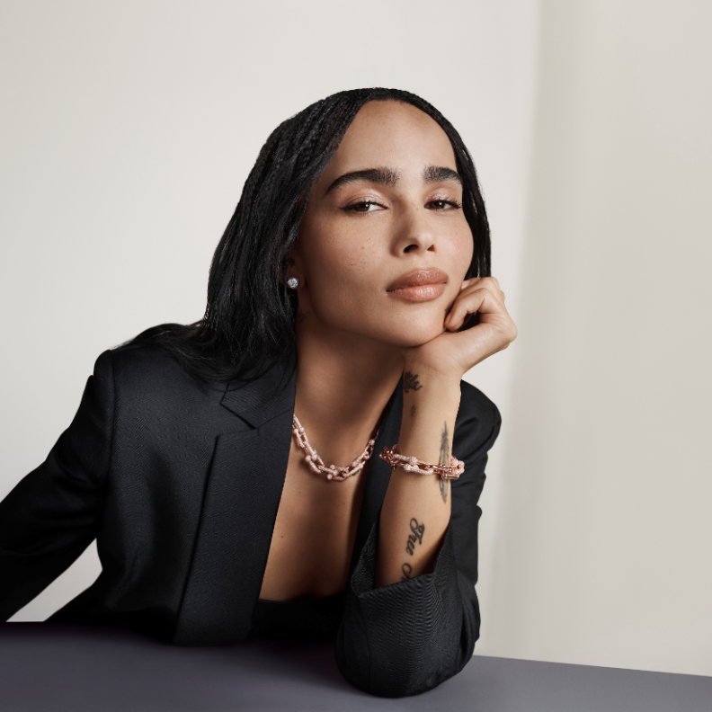 Tiffany & Co. تطلق حملة "إنها تيفاني" بمشاركة زوي كرافيتز وجيمين من فرقة بي تي إس وجال جادوت