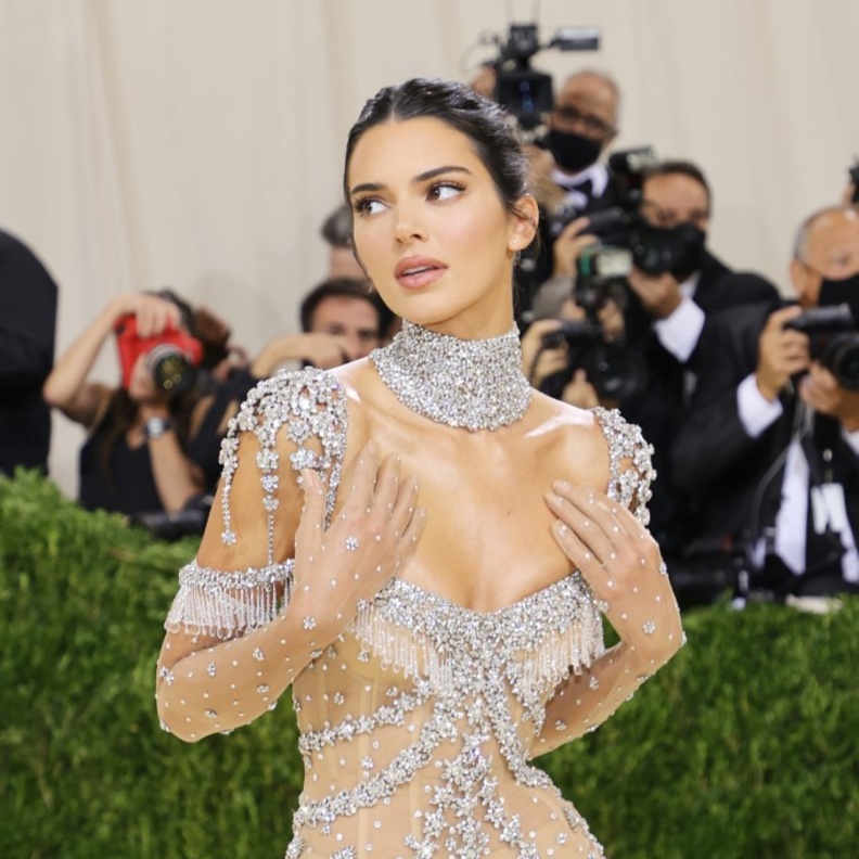 مئات الساعات.. تعرّفي على فساتين النجمات التي استغرقت الوقت الأطول لتنفيذها