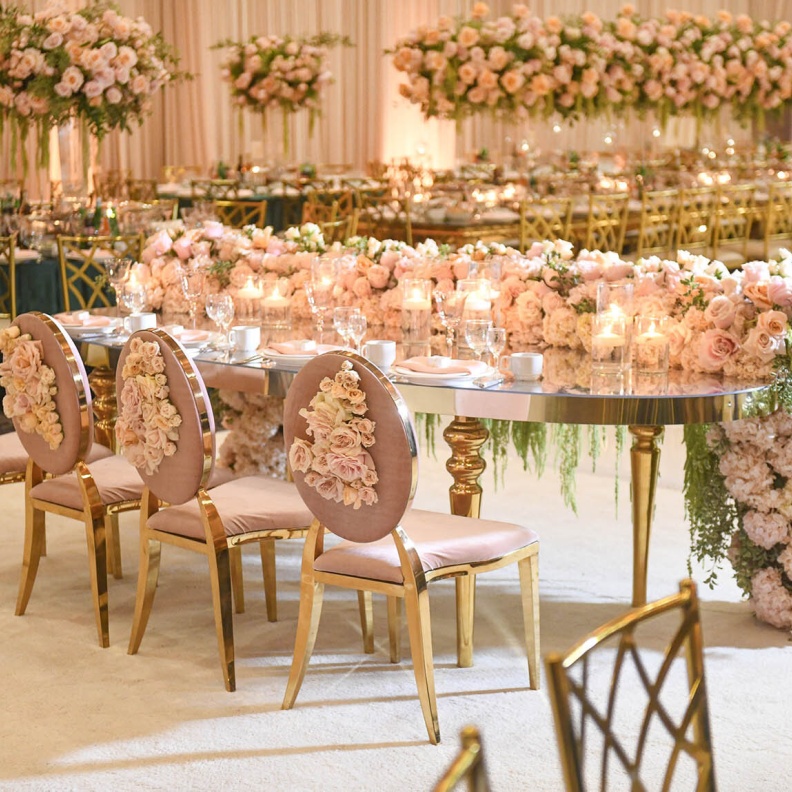 دليل كامل للعروسين لإختيار تصميم كراسي ضيوف حفل الزفاف