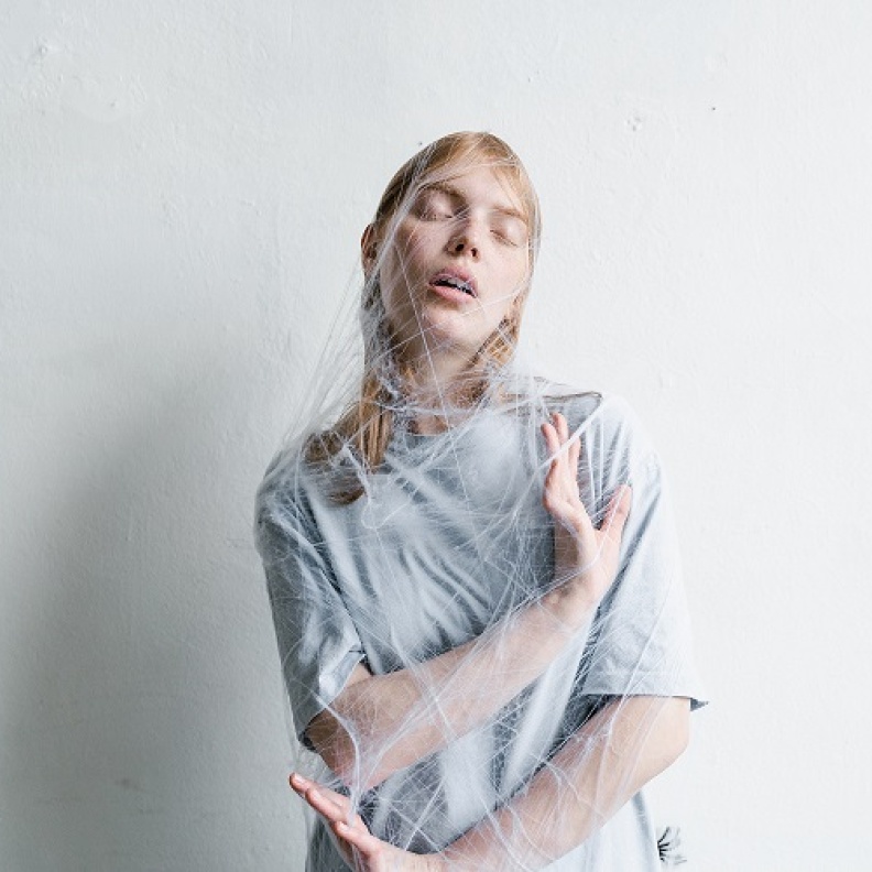 اضطراب القلق الإجتماعي لدى المرأة.. اليكِ أسبابه وكيفية معالجته