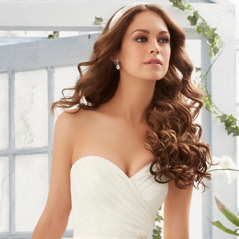 أفكار رائعة بزينة البروش لحفلات الزفاف راقية وأنيقة