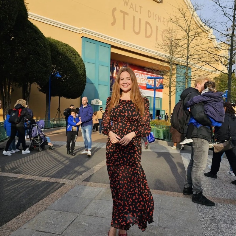 النجمات في ديزني لاند 