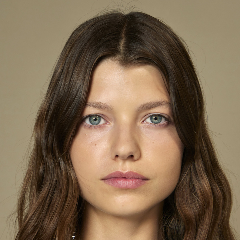 صيحات جمالية مشرقة تناسب اطلالاتك خلال السفر