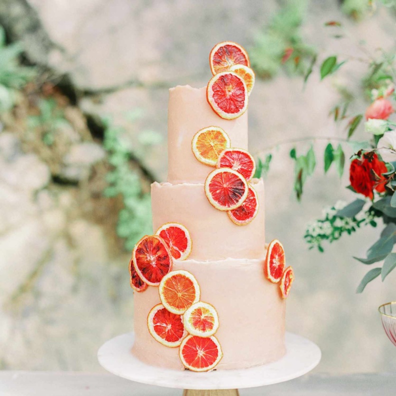 أفكار رائعة لكعكات الزفاف المزينة بالفواكه