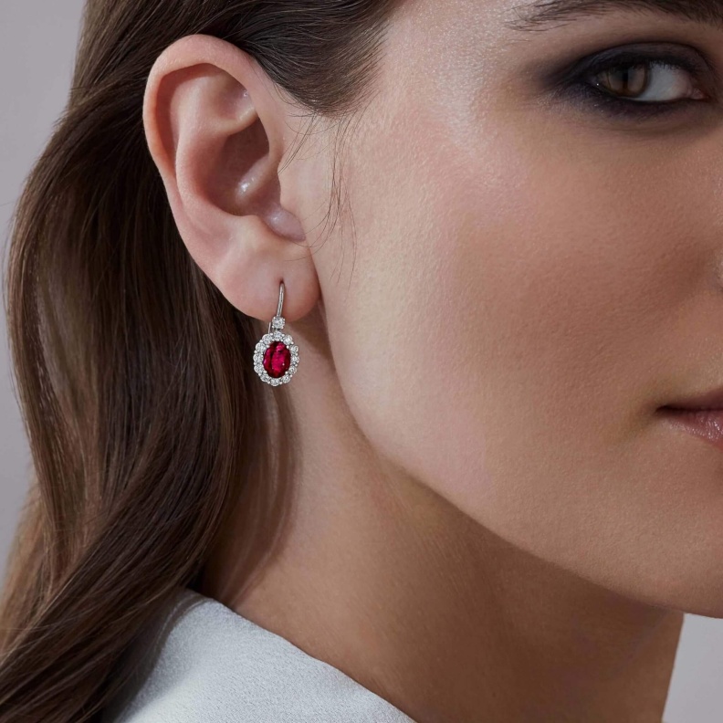 أقراط مرصعة بالروبي والألماس من مجموعة 1735 من غرارد Garrard